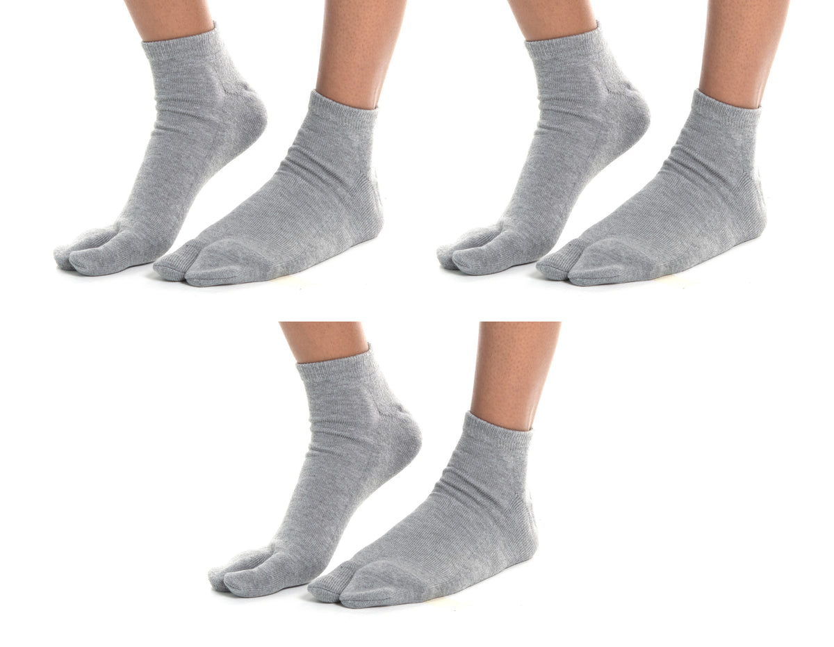 Close-up of grey V-Toe athletic split-toe tabi ankle socks worn on the feet