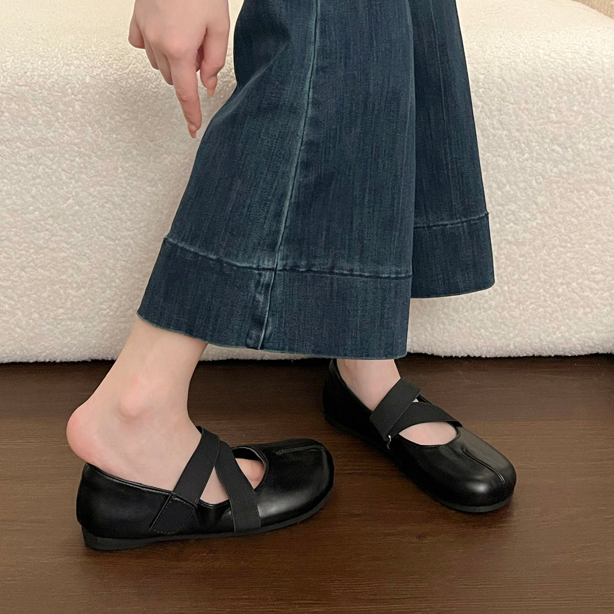 Women’s Crisscross-Strap Split-Toe Mary Jane Flats