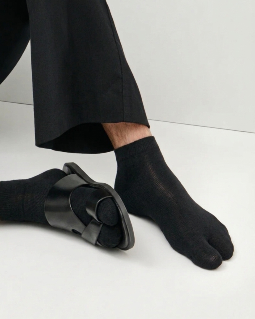 Solid-color split-toe ankle socks by V-Toe. Japanese tabi comfort with a fitted heel and divided toe — made for flip-flops, sandals & everyday wear.