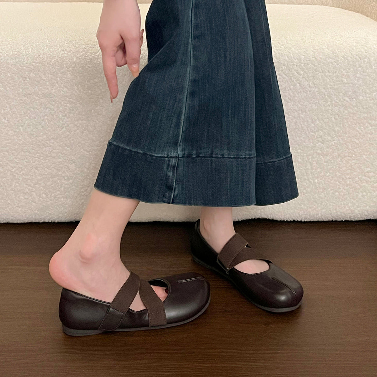 Women’s Crisscross-Strap Split-Toe Mary Jane Flats