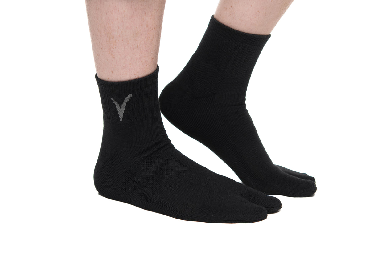 Black V-Toe athletic split-toe tabi mini-crew socks