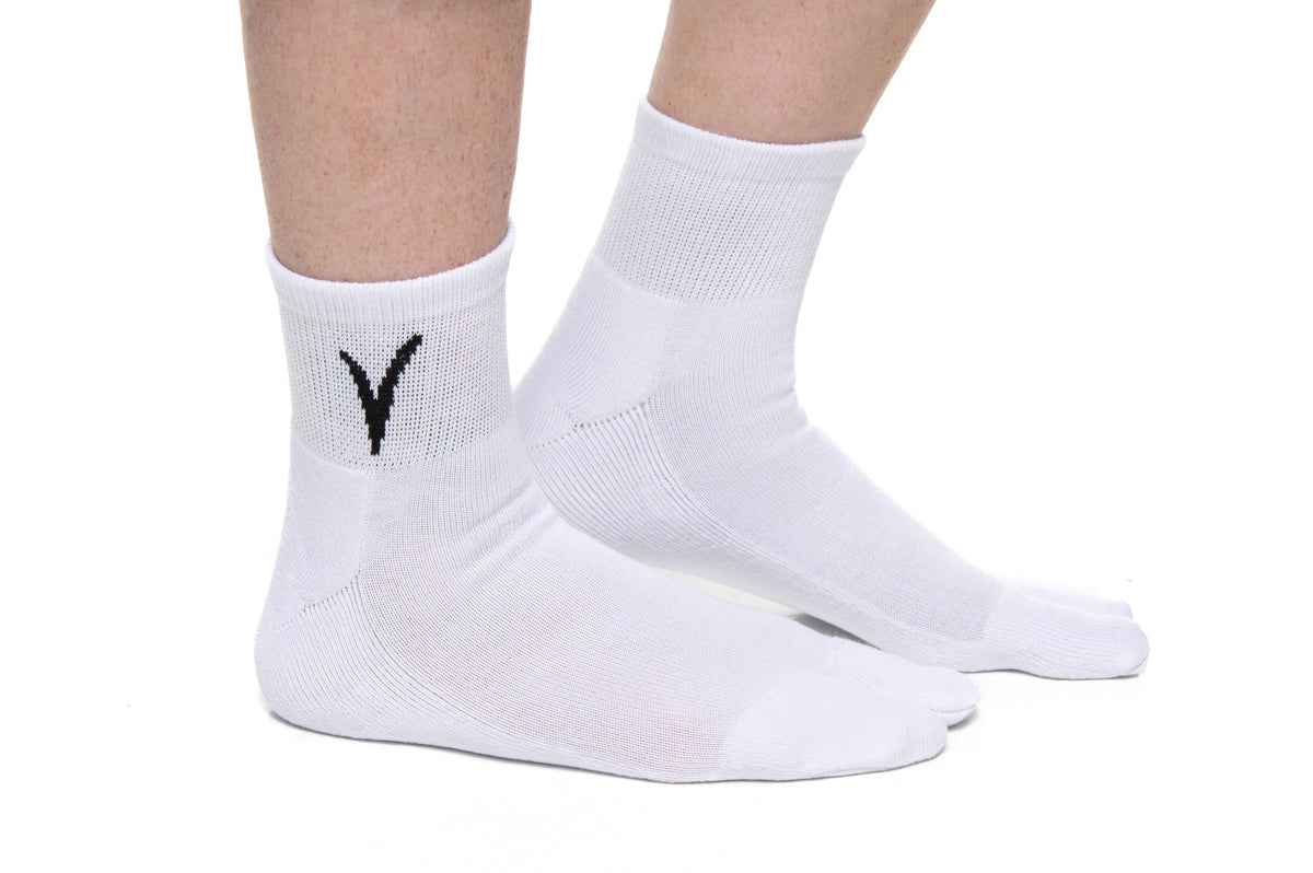 White V-Toe athletic split-toe tabi mini-crew socks