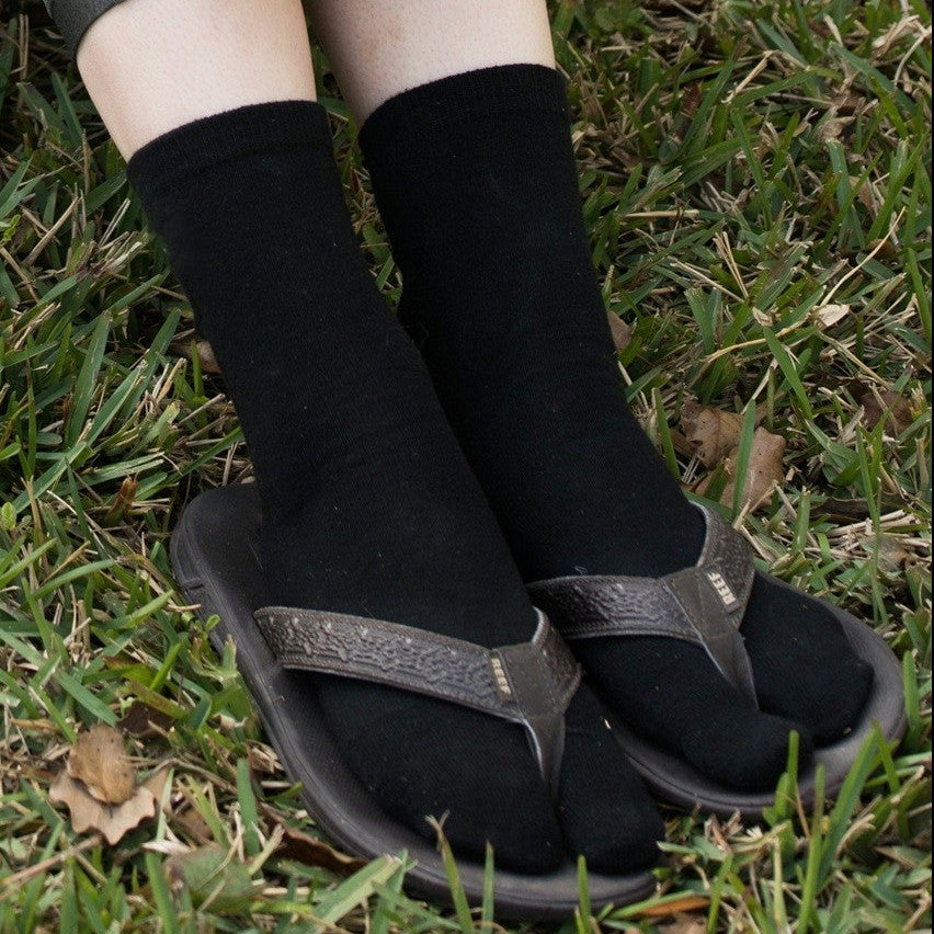 Gray leggings, black V-Toe Tabi Split-Toe socks, and flip-flops. 